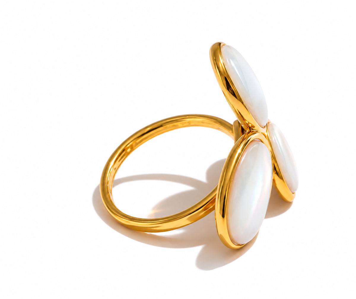 Juno - Pearls Shell Ring
