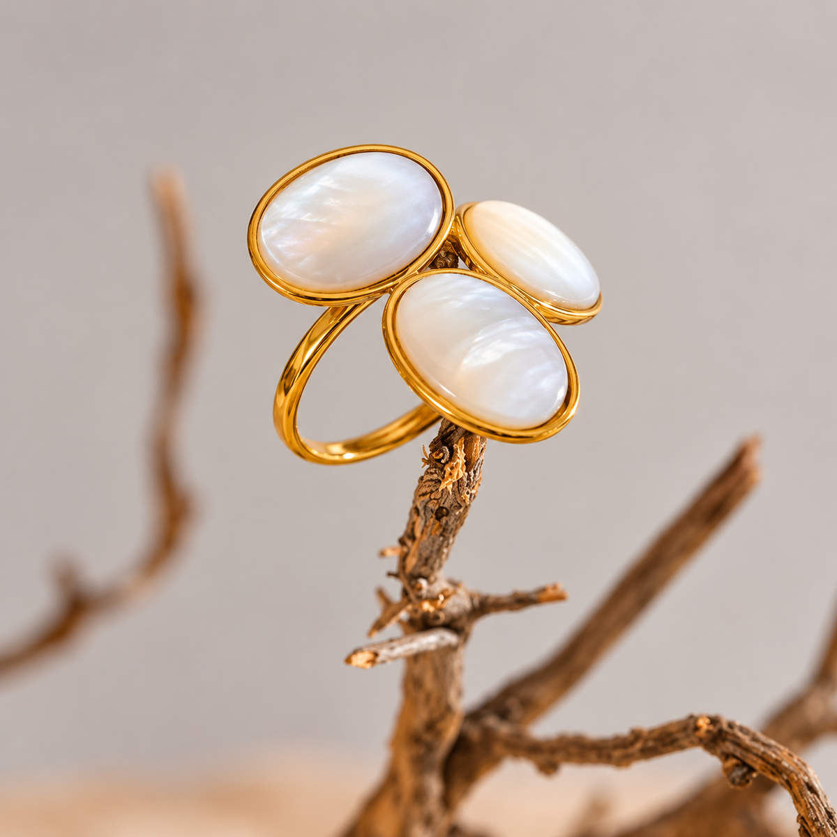 Juno - Pearls Shell Ring
