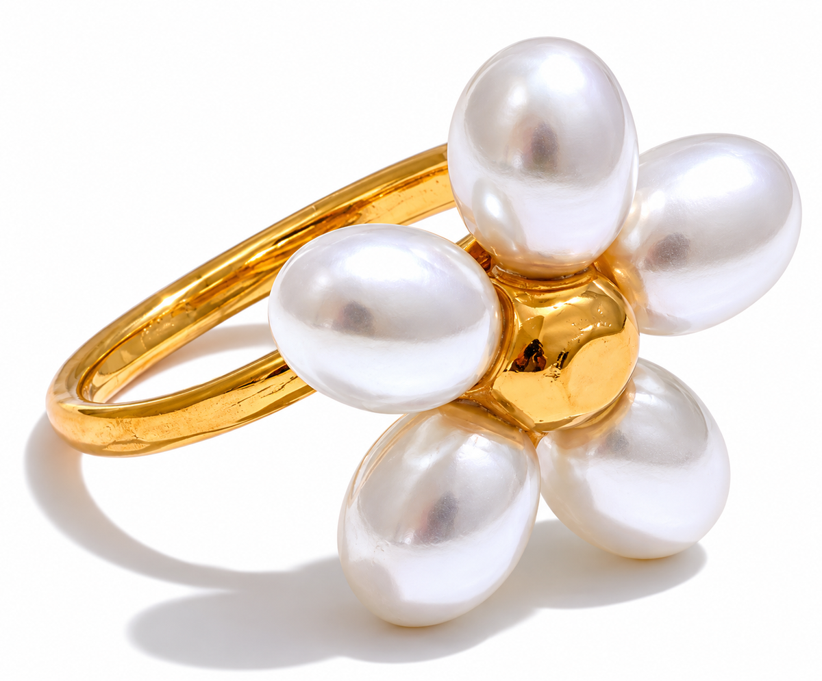 Frankie - Pearls Shell Ring
