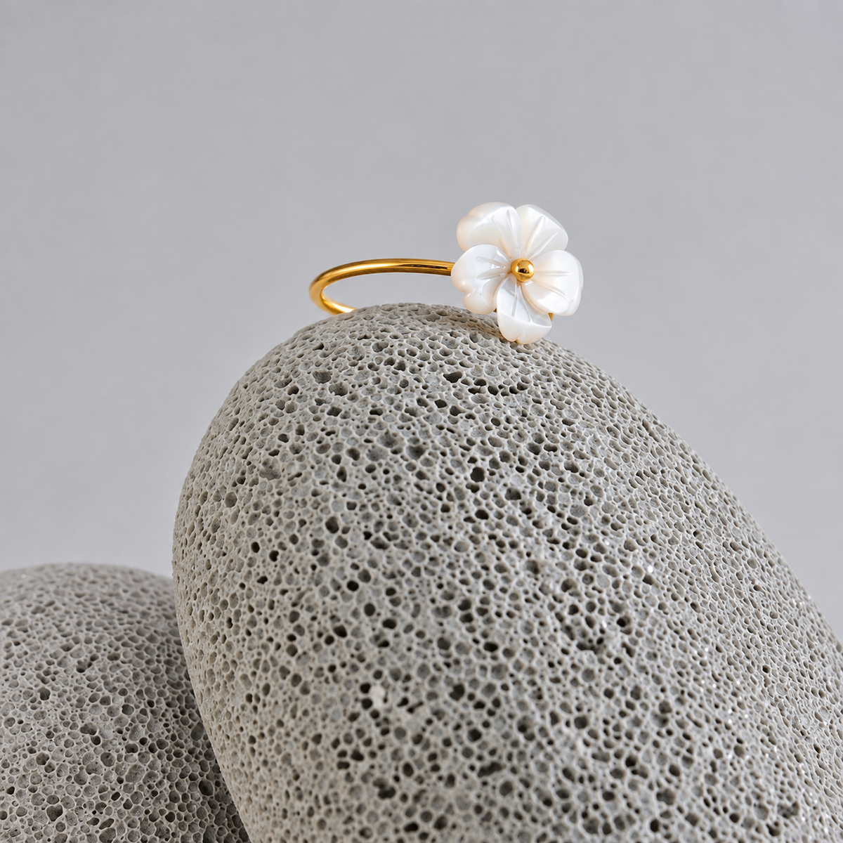 Greta - Pearls Shell Ring