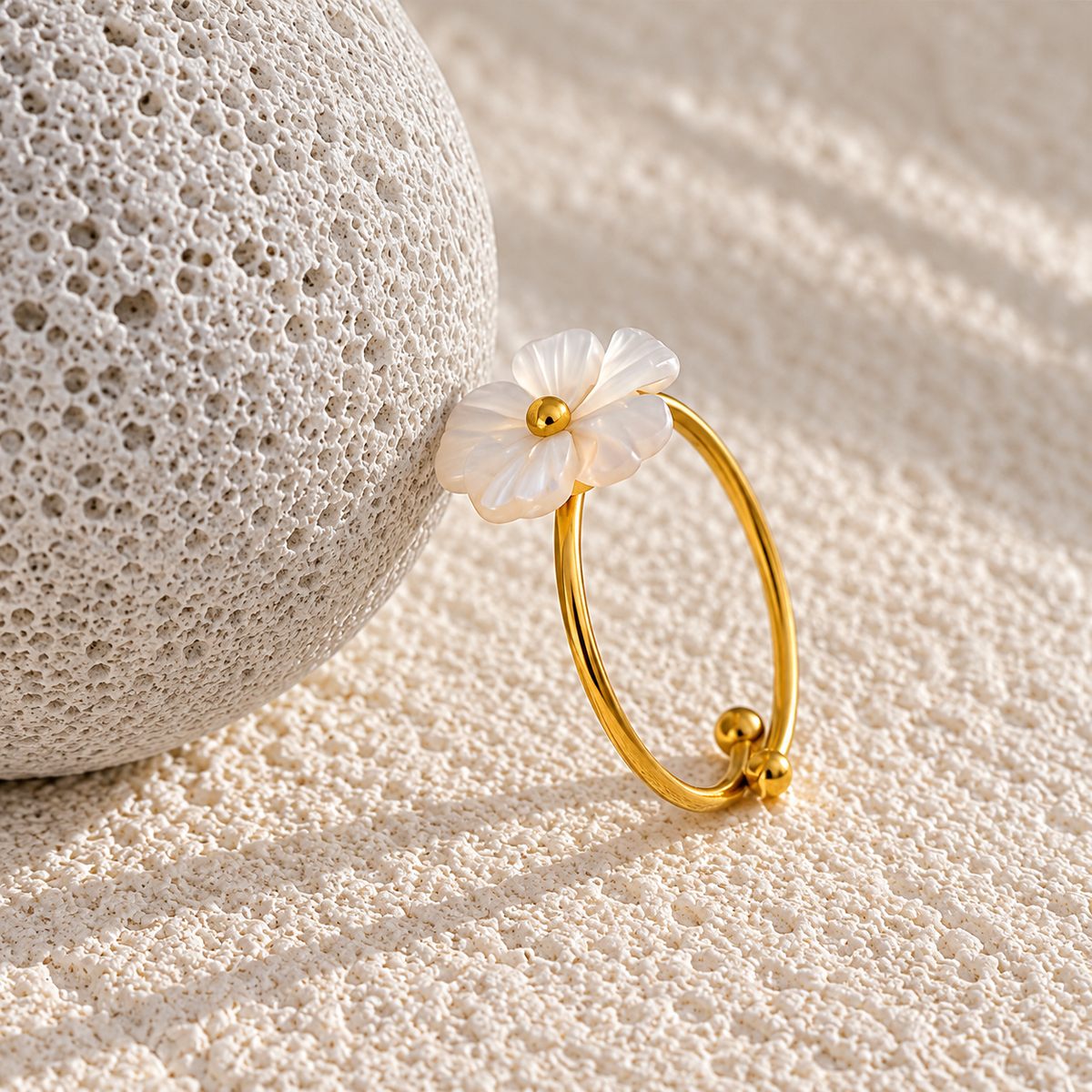 Greta - Pearls Shell Ring