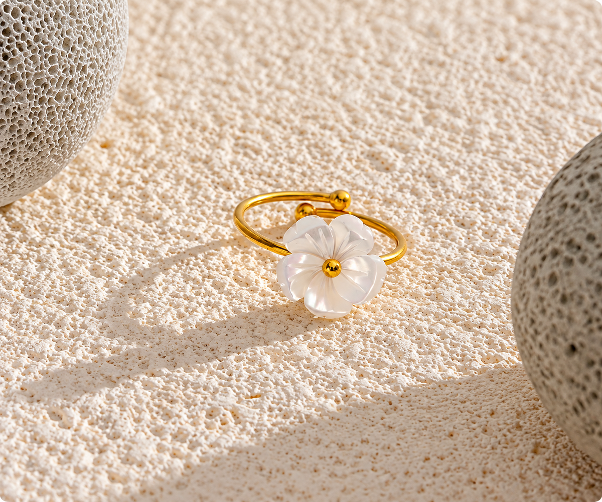 Greta - Pearls Shell Ring