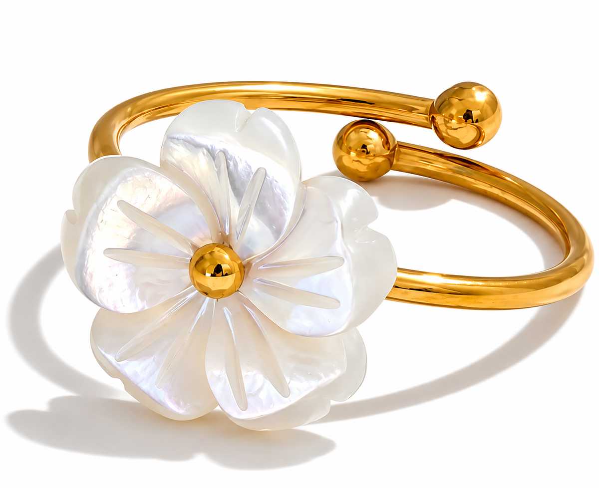 Greta - Pearls Shell Ring