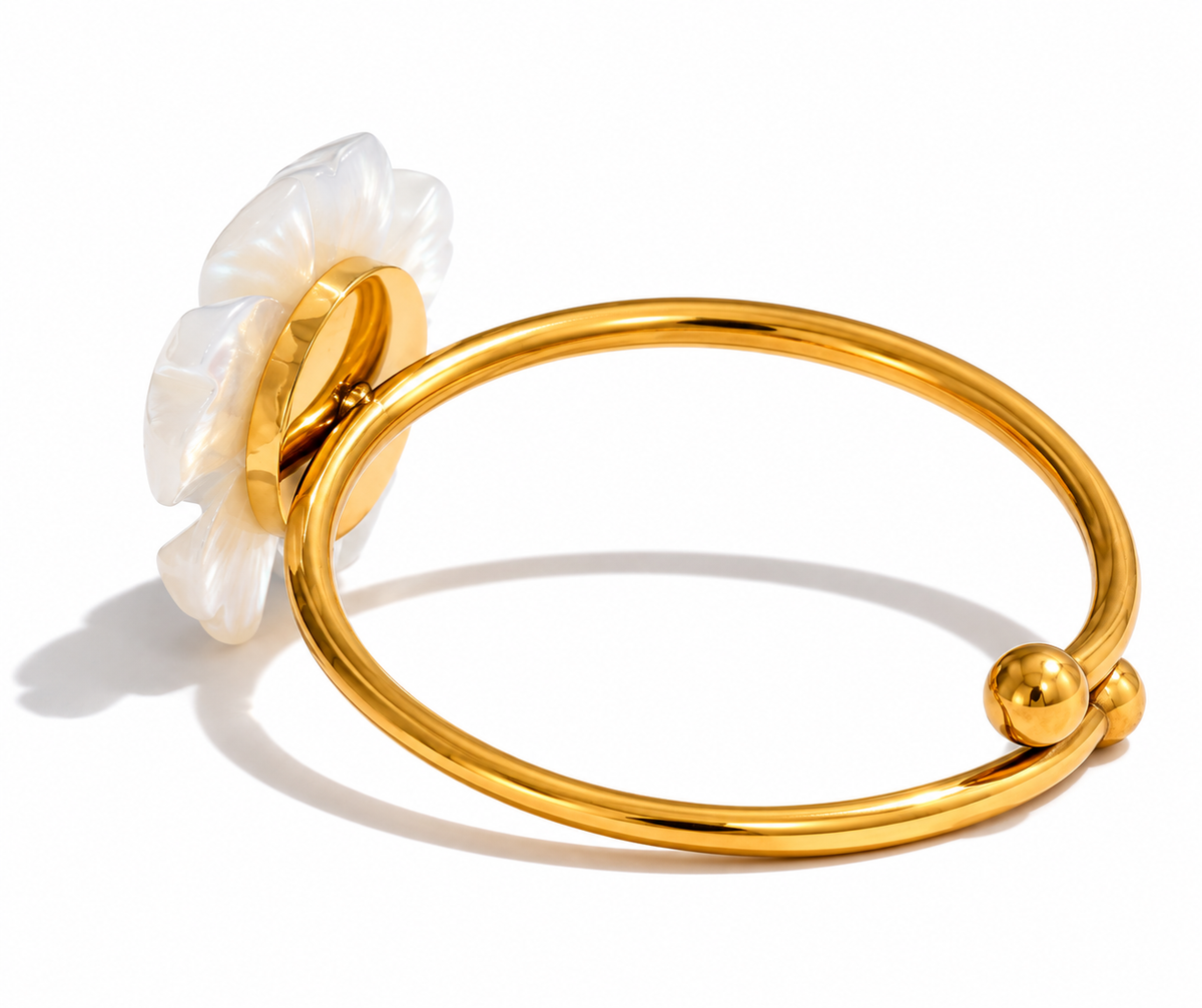 Greta - Pearls Shell Ring