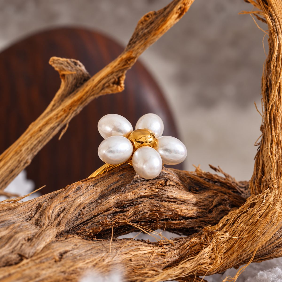 Frankie - Pearls Shell Ring